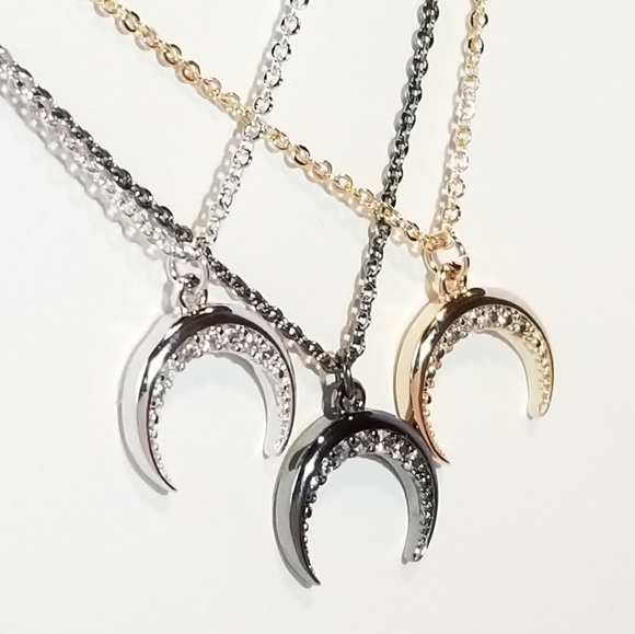 💖 New in Gift Box 🎁 Crescent Moon Necklace - Picture 5 of 7